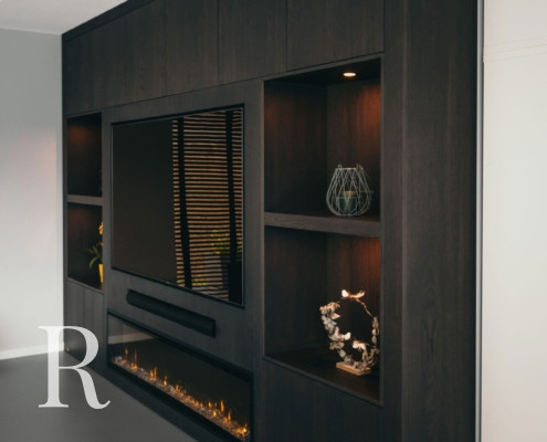 Bruine cinewall met sfeerhaard