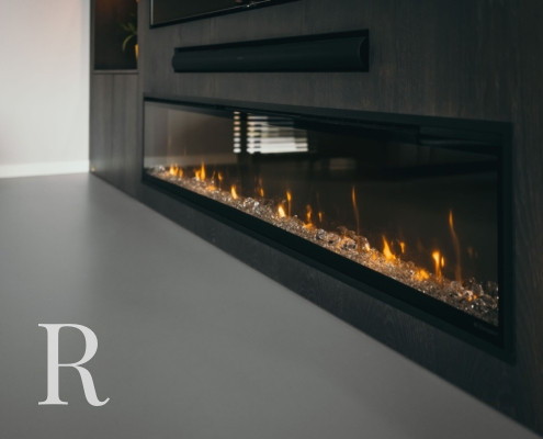 Bruine cinewall met sfeerhaard