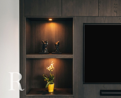 Bruine cinewall met sfeerhaard