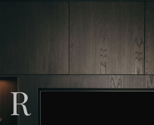 Bruine cinewall met sfeerhaard