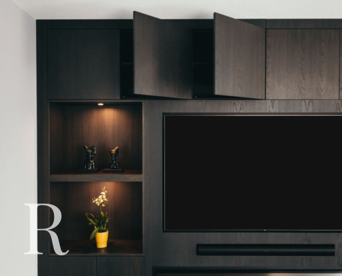 Bruine cinewall met sfeerhaard