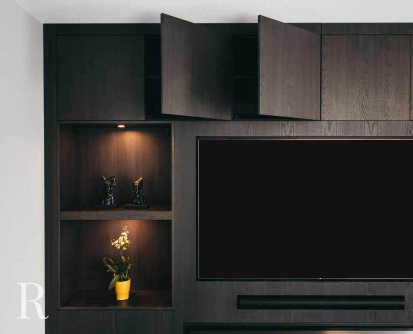 Bruine cinewall met sfeerhaard