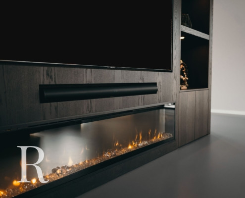 Bruine cinewall met sfeerhaard