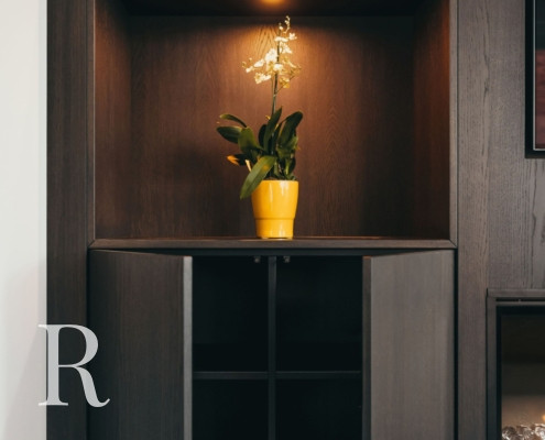 Bruine cinewall met sfeerhaard