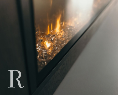 Bruine cinewall met sfeerhaard