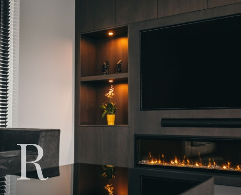 Bruine cinewall met sfeerhaard