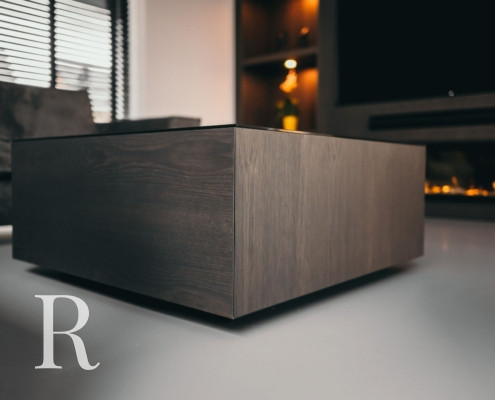 Bruine cinewall met sfeerhaard