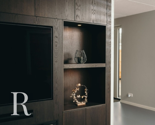 Bruine cinewall met sfeerhaard