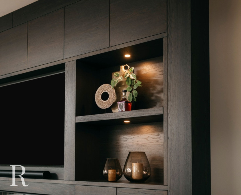 Bruine cinewall met sfeerhaard