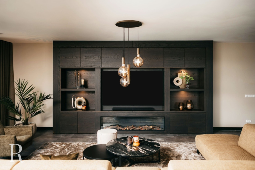 Bruine cinewall met sfeerhaard