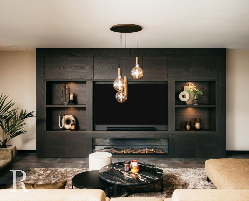 Bruine cinewall met sfeerhaard