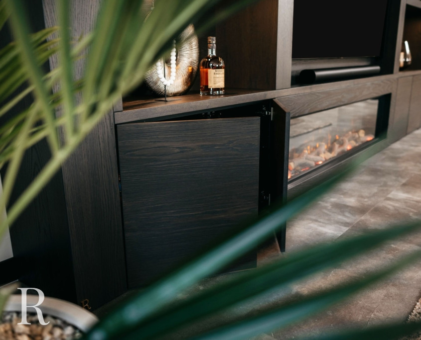 Bruine cinewall met sfeerhaard