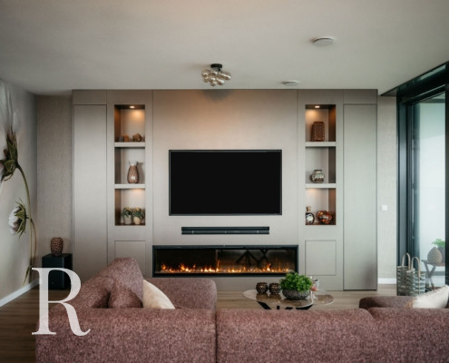 Taupe cinewall met sfeerhaard