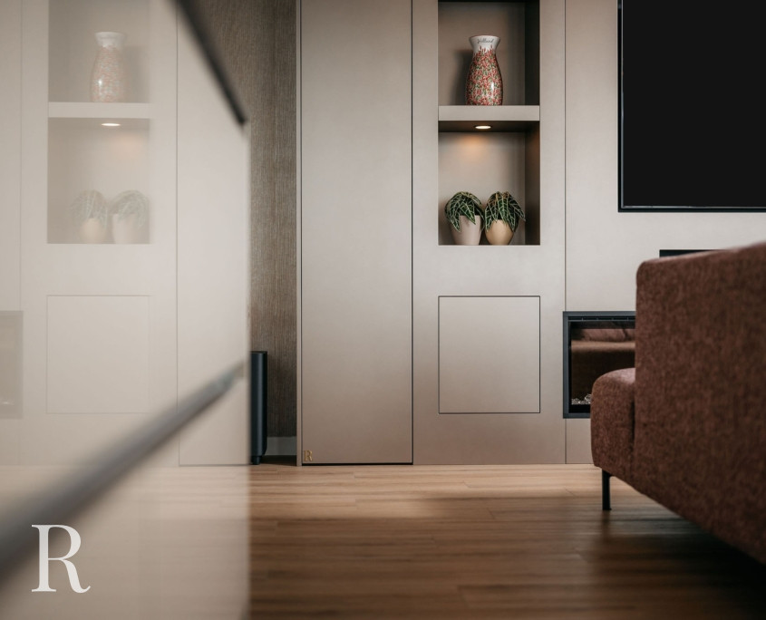 Taupe cinewall met sfeerhaard