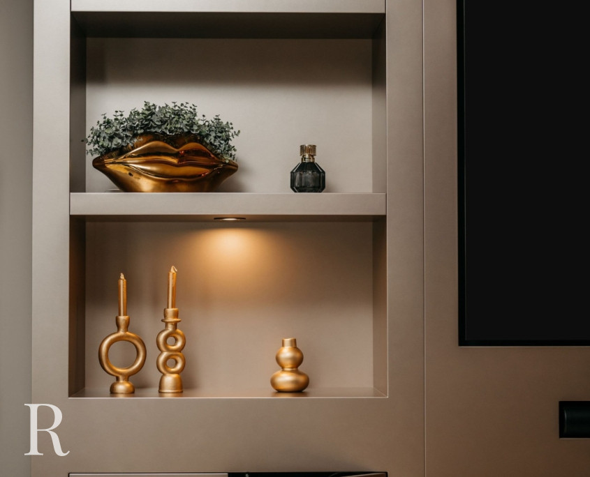 Taupe cinewall met sfeerhaard