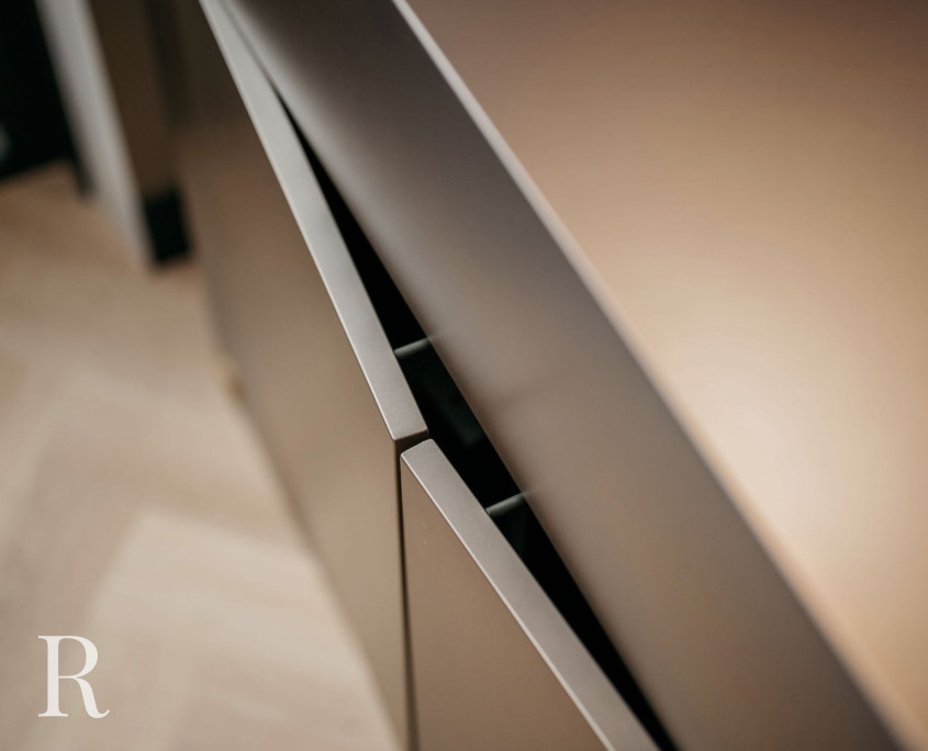 Taupe cinewall met sfeerhaard