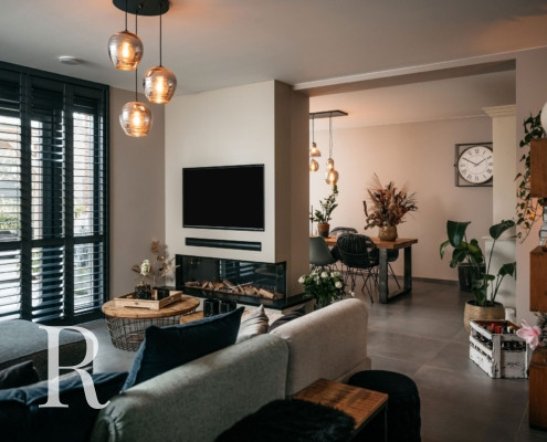 Zandkleurige cinewall met sfeerhaard