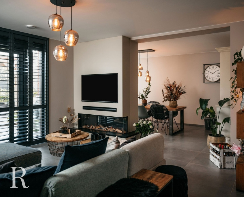 Zandkleurige cinewall met sfeerhaard