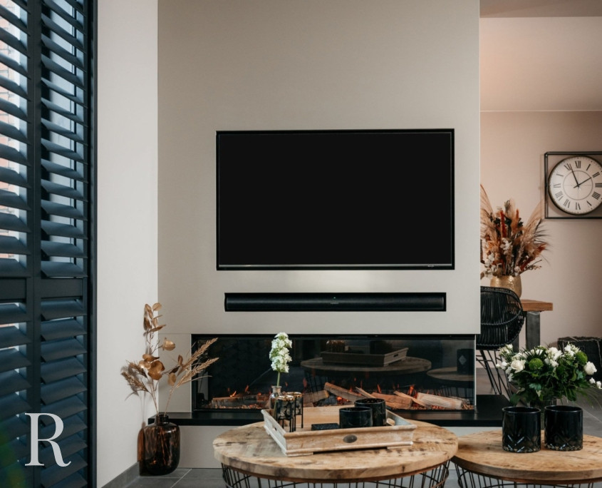 Zandkleurige cinewall met sfeerhaard