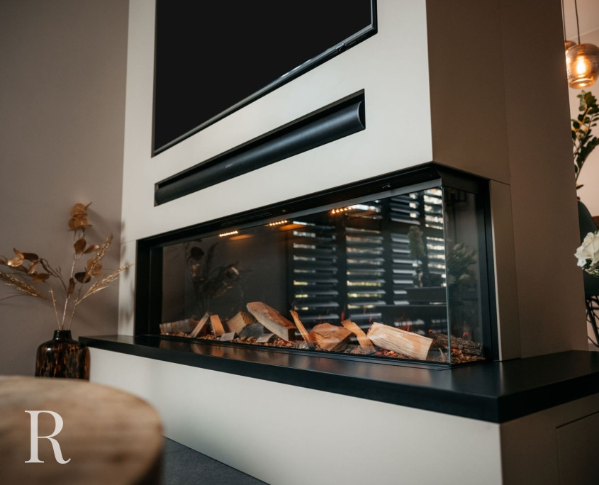 Zandkleurige cinewall met sfeerhaard