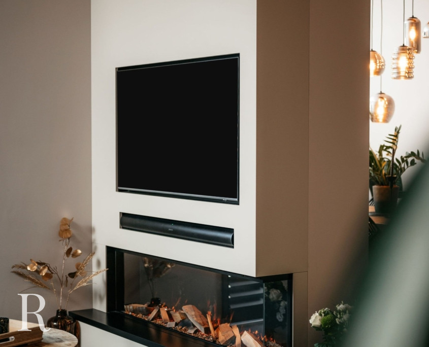 Zandkleurige cinewall met sfeerhaard