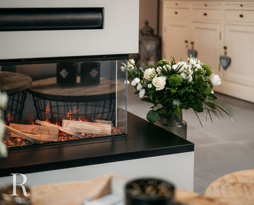 Zandkleurige cinewall met sfeerhaard