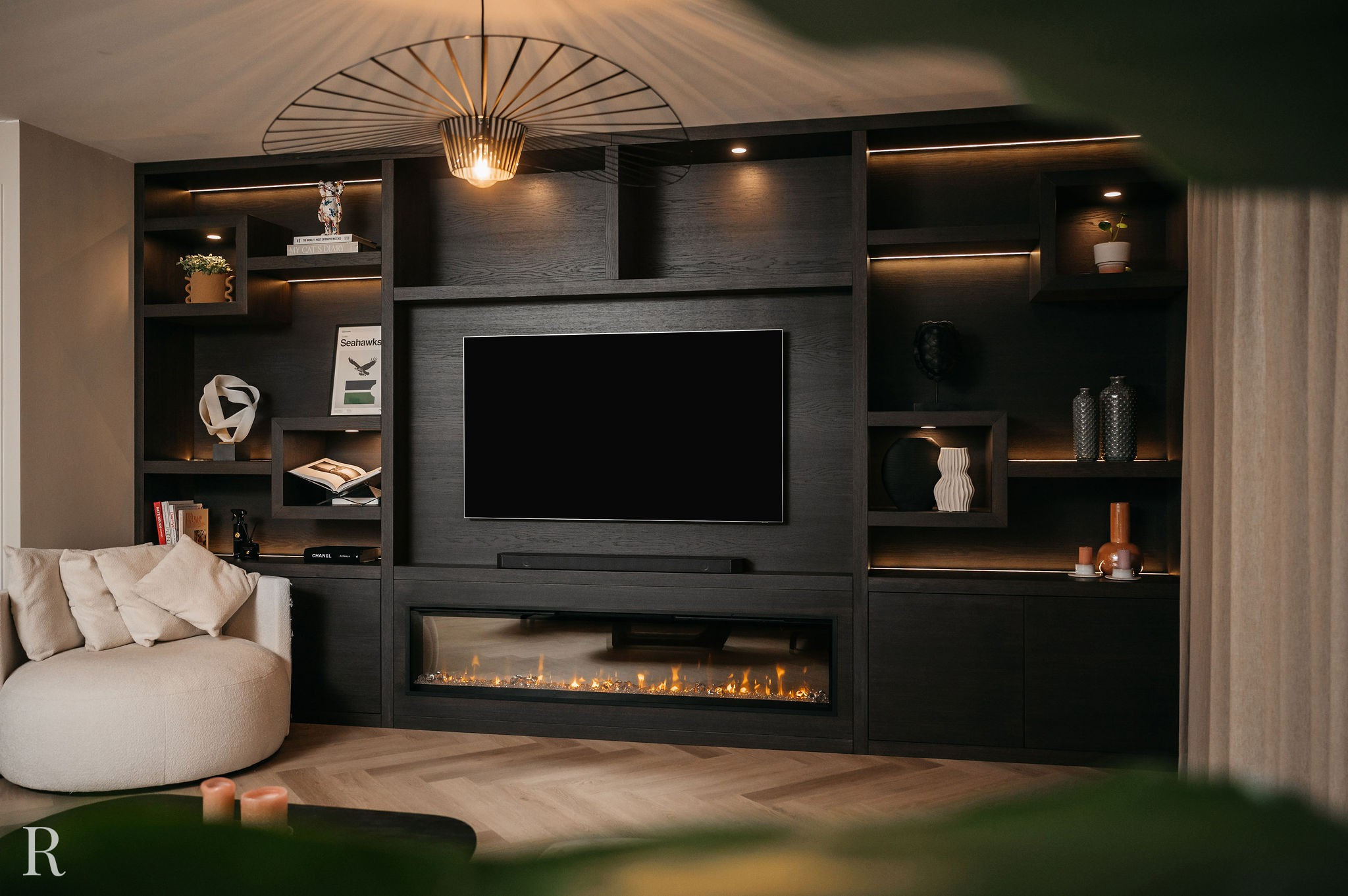 Zwarte cinewall met sfeerhaard