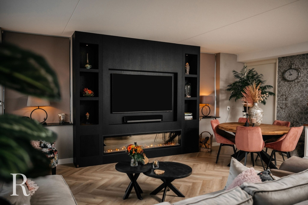 Zwarte cinewall met sfeerhaard