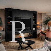 Zwarte cinewall met sfeerhaard