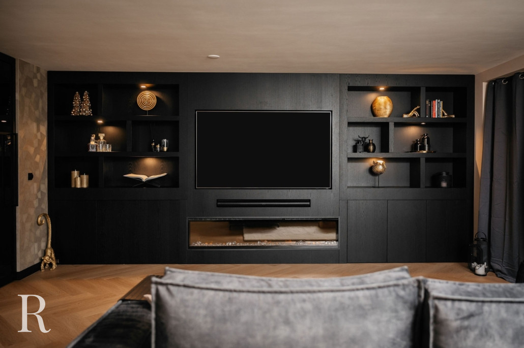 Zwarte cinewall met sfeerhaard