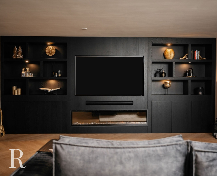 Zwarte cinewall met sfeerhaard