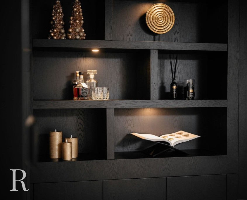 Zwarte cinewall met sfeerhaard