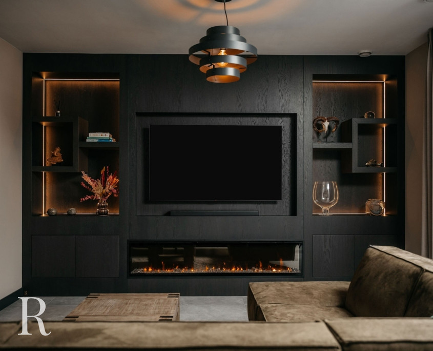 Zwarte cinewall met sfeerhaard