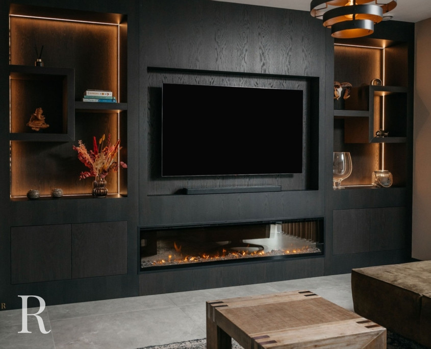 Zwarte cinewall met sfeerhaard