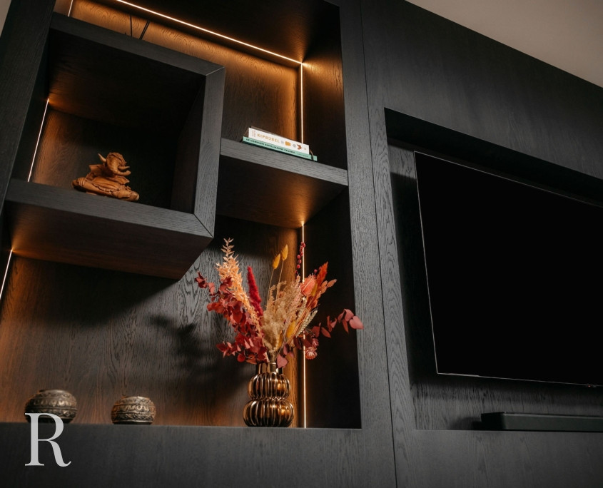 Zwarte cinewall met sfeerhaard