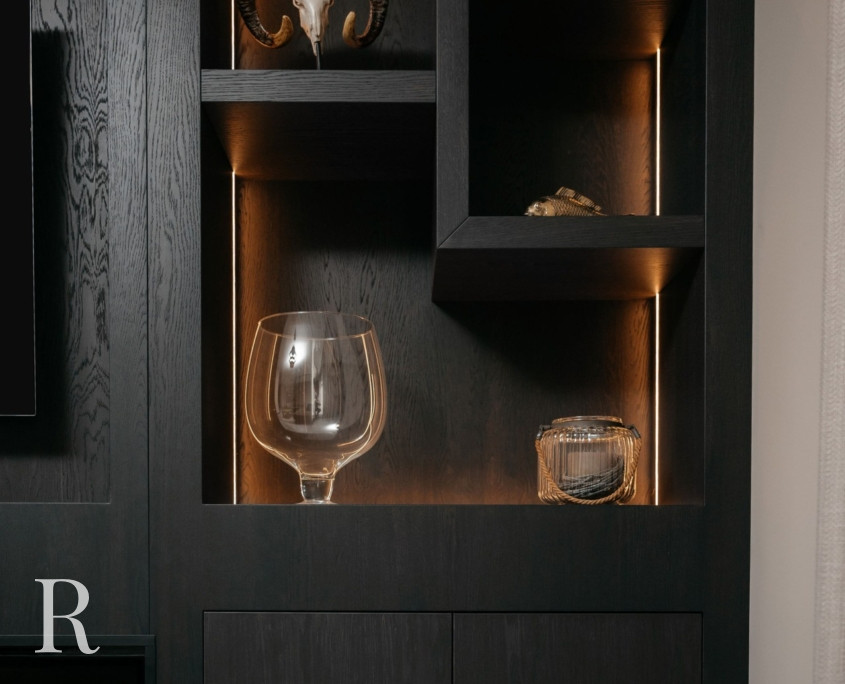 Zwarte cinewall met sfeerhaard