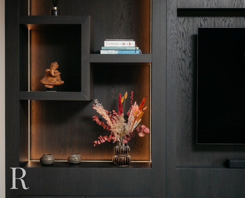 Zwarte cinewall met sfeerhaard