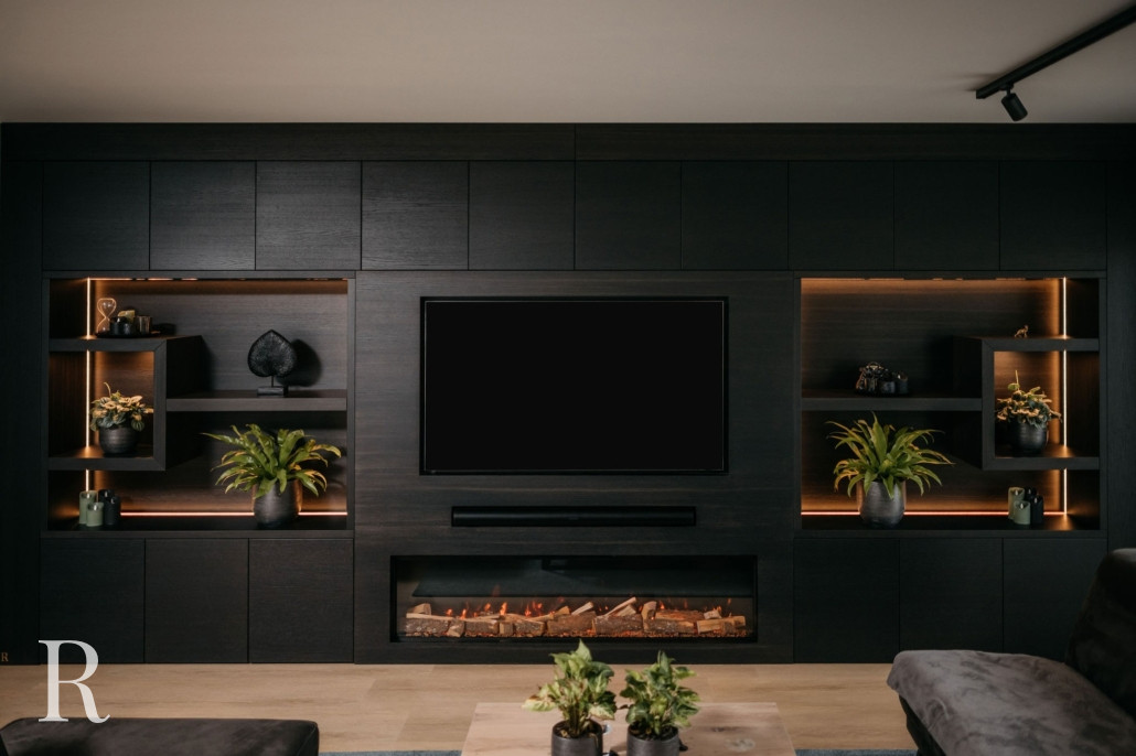 Donkerbruine cinewall met sfeerhaard