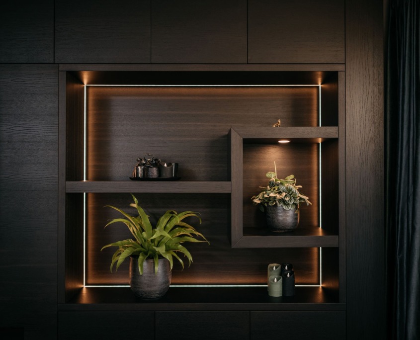 Donkerbruine cinewall met sfeerhaard