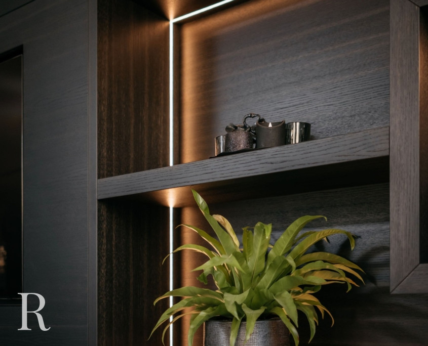 Donkerbruine cinewall met sfeerhaard