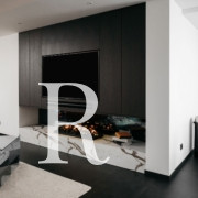 Donkerbruine marmeren cinewall met sfeerhaard