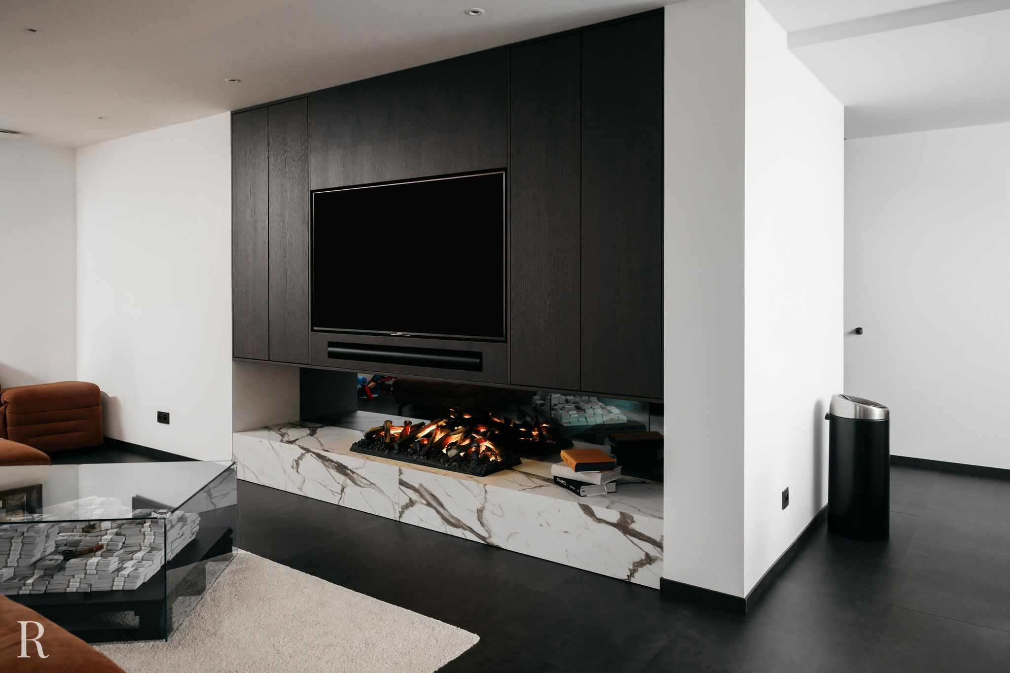 Donkerbruine marmeren cinewall met sfeerhaard