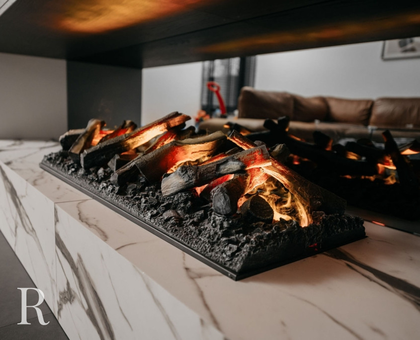 Donkerbruine marmeren cinewall met sfeerhaard