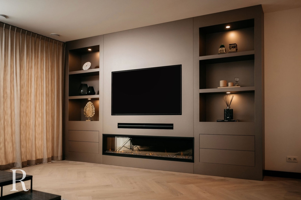 Taupe cinewall met sfeerhaard