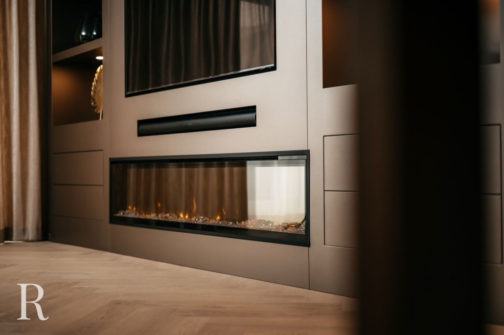 Taupe cinewall met sfeerhaard