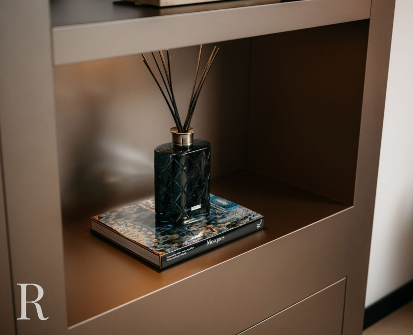 Taupe cinewall met sfeerhaard