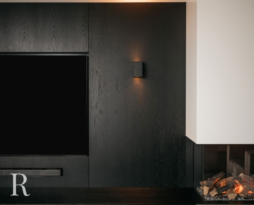 Zwarte cinewall met sfeerhaard