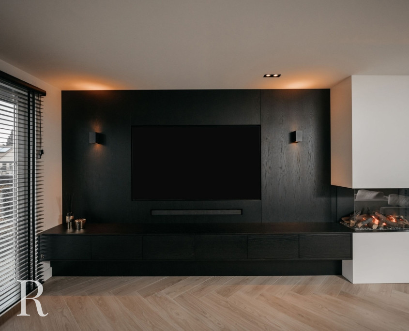 Zwarte cinewall met sfeerhaard