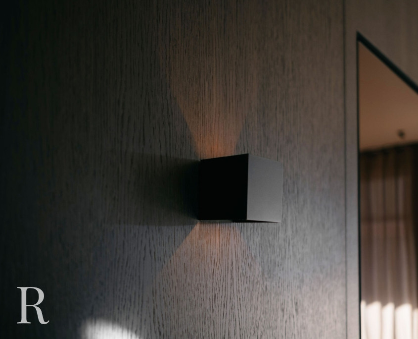 Zwarte cinewall met sfeerhaard