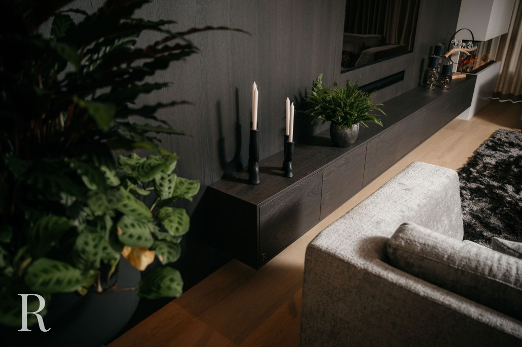 Zwarte cinewall met sfeerhaard